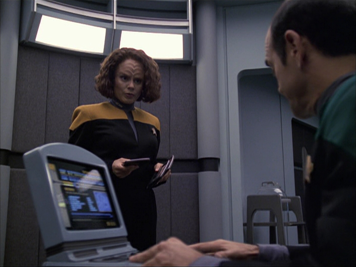 extant_StarTrek_VOY_6x04-TinkerTenorDoctorSpy_00266.jpg