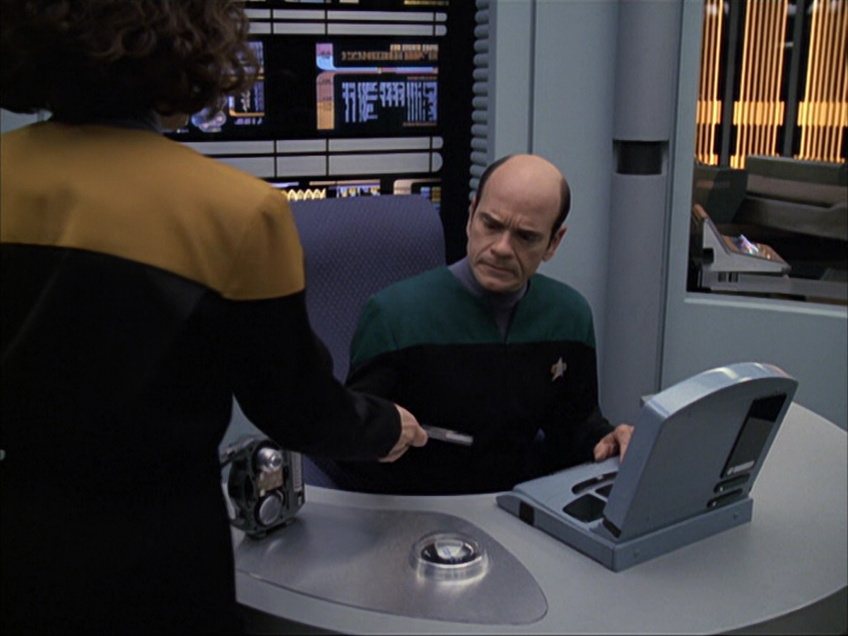 extant_StarTrek_VOY_6x04-TinkerTenorDoctorSpy_00433.jpg