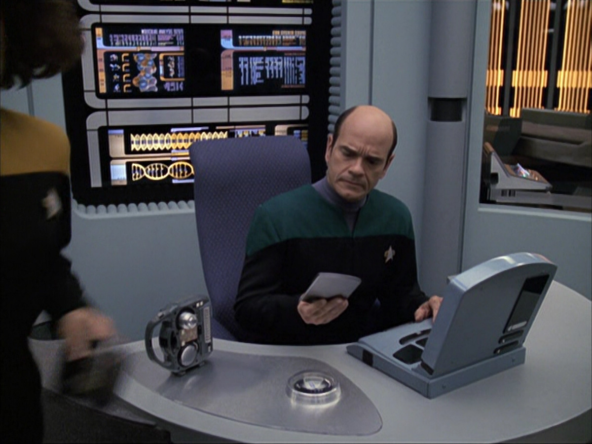 extant_StarTrek_VOY_6x04-TinkerTenorDoctorSpy_00434.jpg