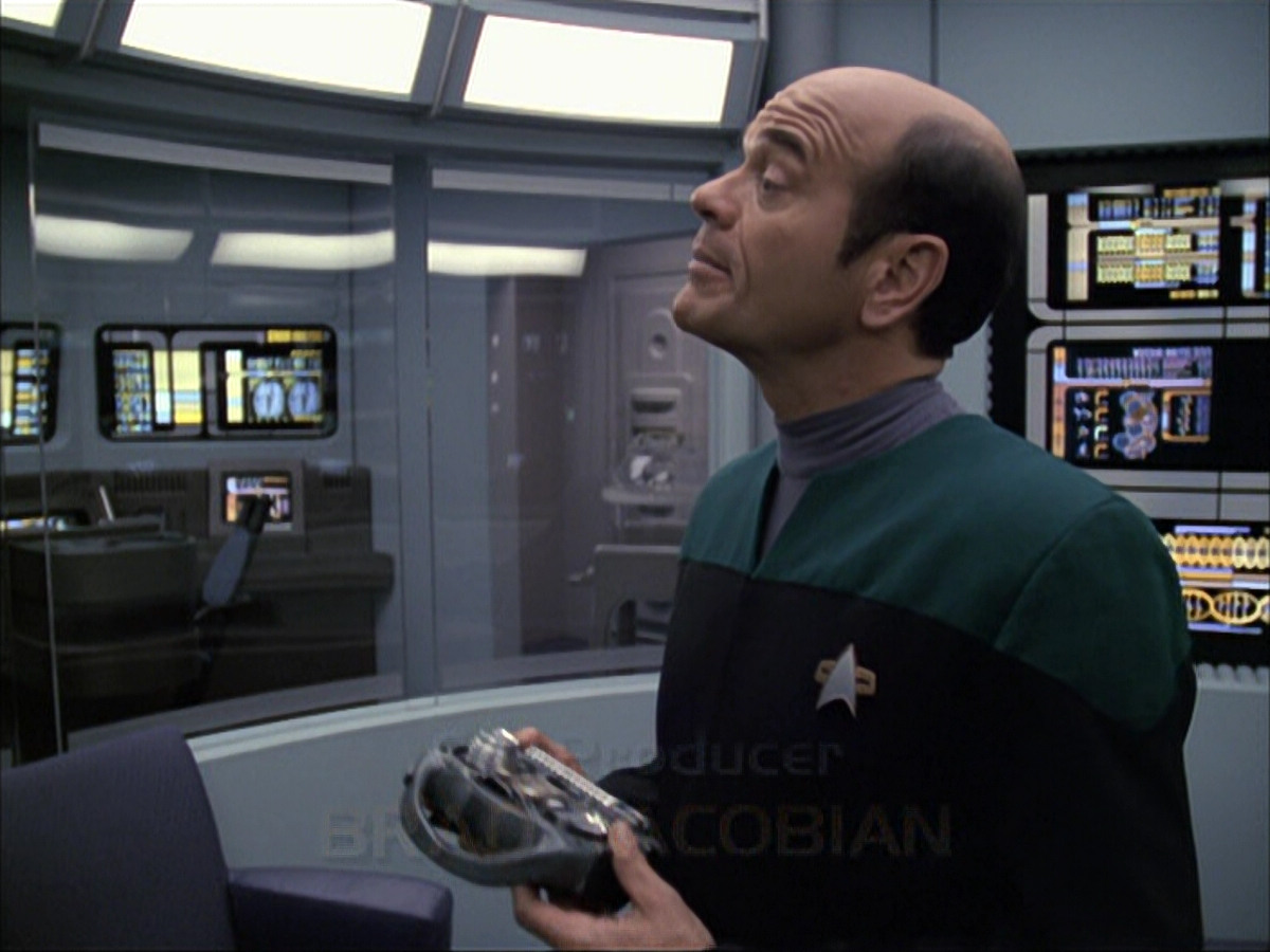 extant_StarTrek_VOY_6x04-TinkerTenorDoctorSpy_00482.jpg