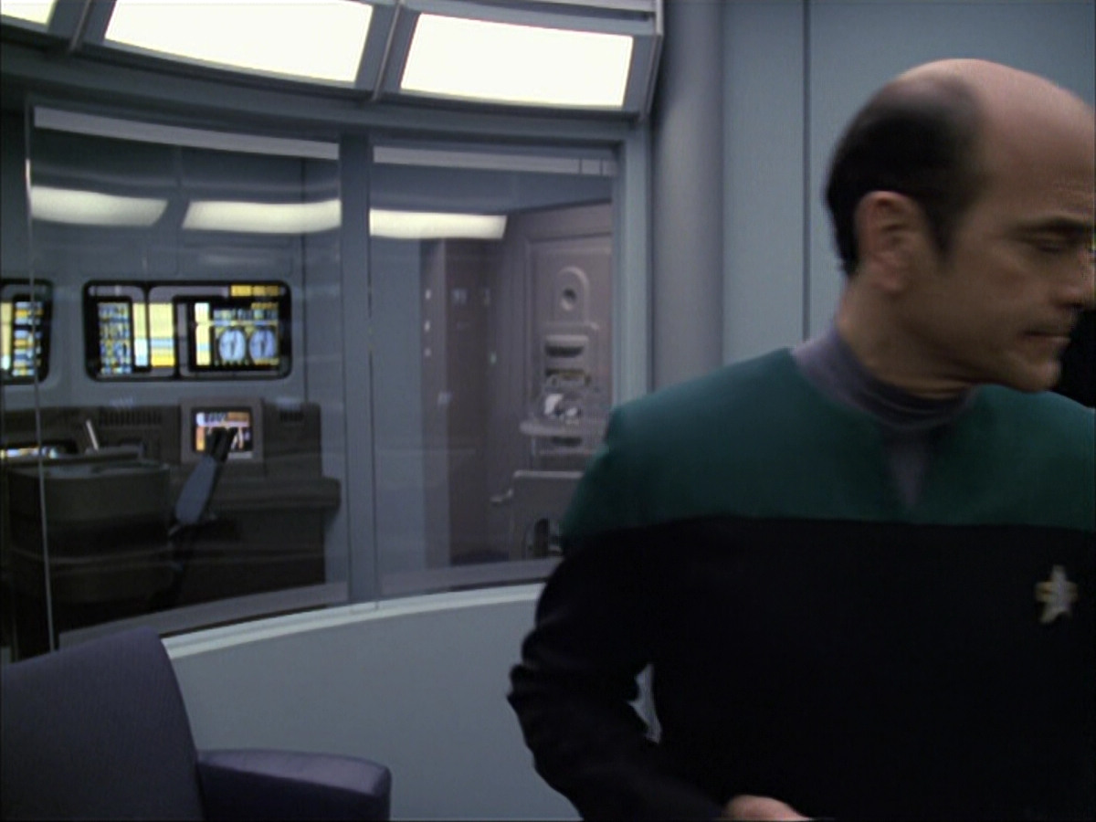 extant_StarTrek_VOY_6x04-TinkerTenorDoctorSpy_00485.jpg