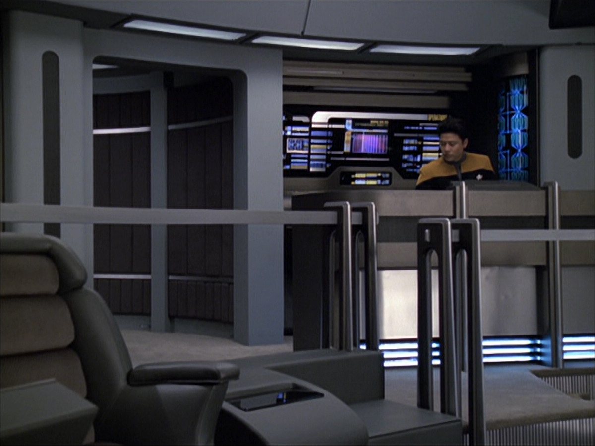 extant_StarTrek_VOY_6x04-TinkerTenorDoctorSpy_00486.jpg