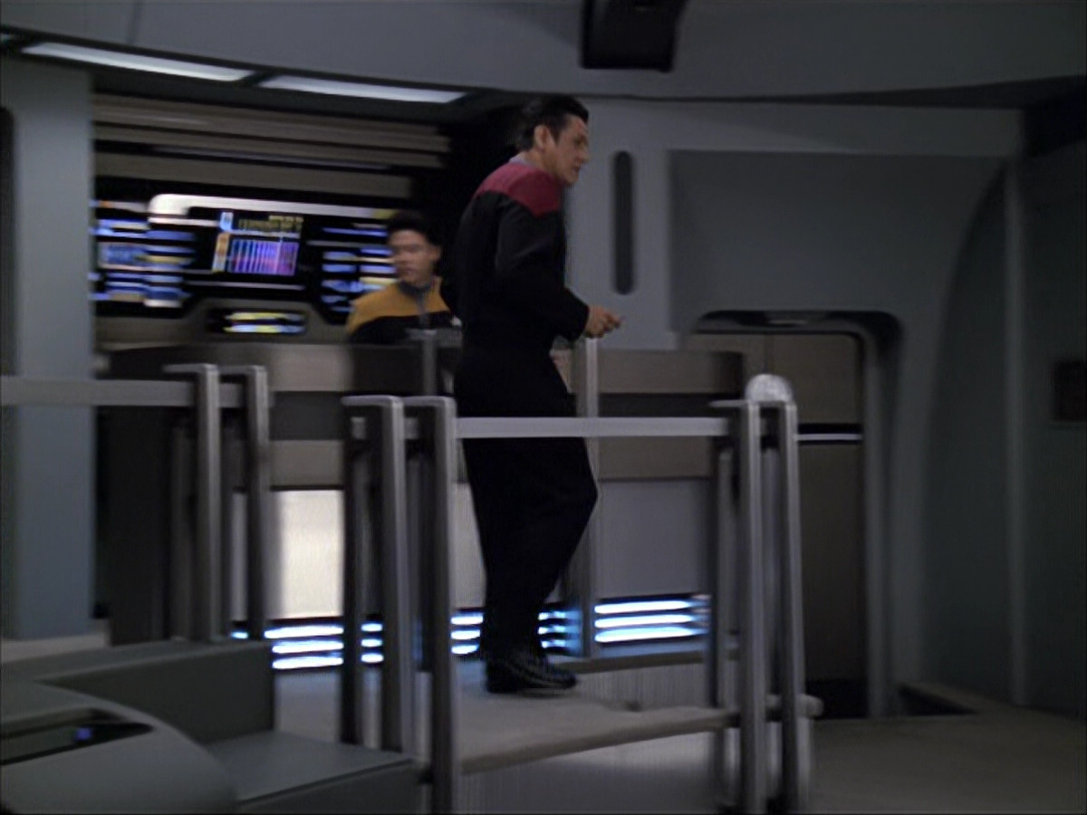 extant_StarTrek_VOY_6x04-TinkerTenorDoctorSpy_00491.jpg
