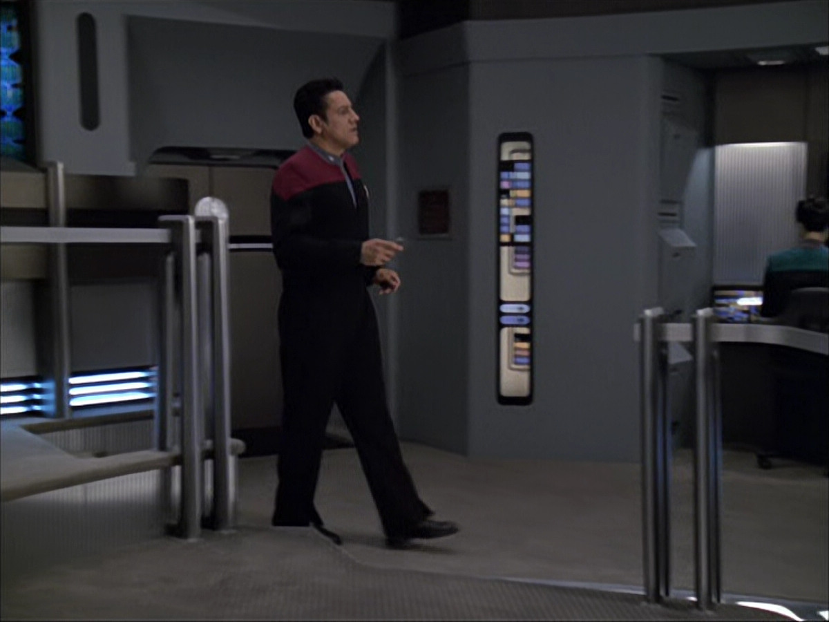 extant_StarTrek_VOY_6x04-TinkerTenorDoctorSpy_00493.jpg