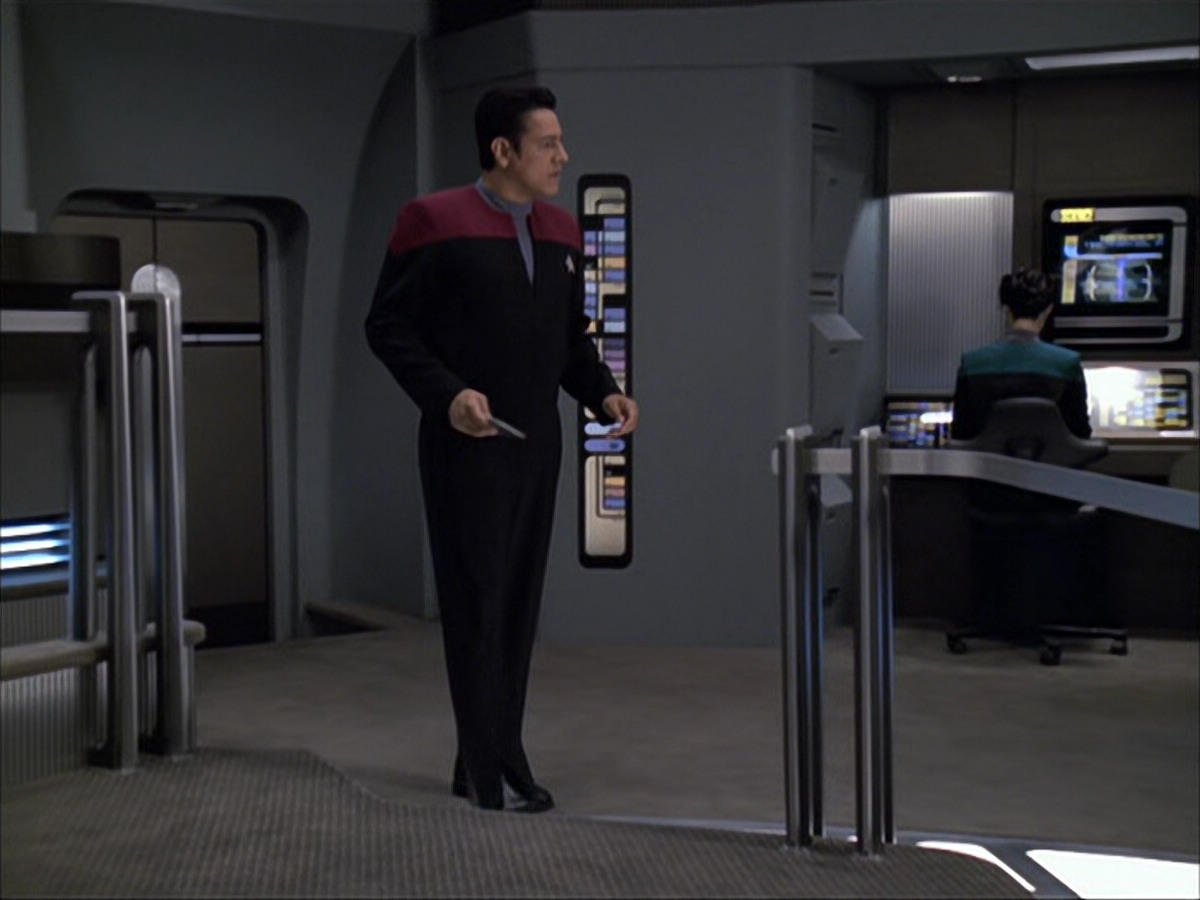 extant_StarTrek_VOY_6x04-TinkerTenorDoctorSpy_00494.jpg