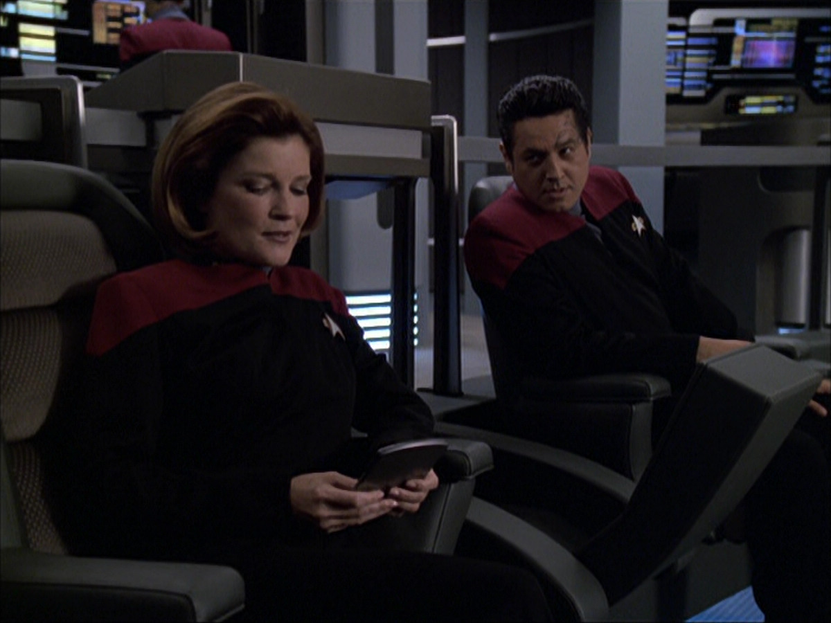 extant_StarTrek_VOY_6x04-TinkerTenorDoctorSpy_00537.jpg