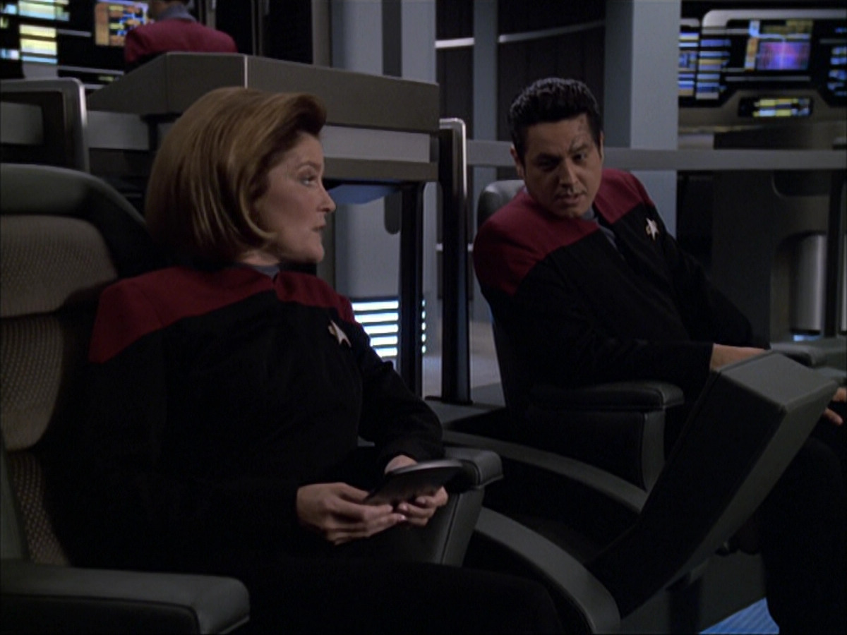 extant_StarTrek_VOY_6x04-TinkerTenorDoctorSpy_00538.jpg