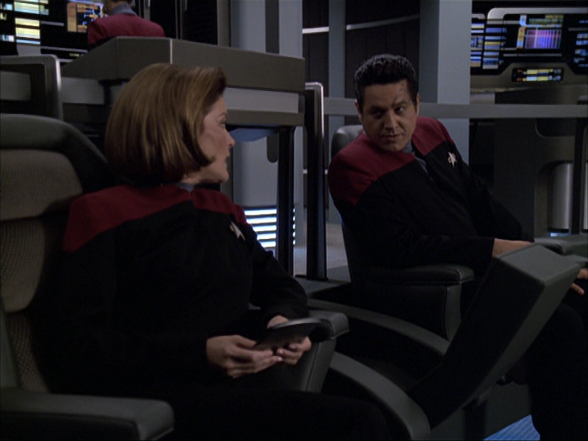 extant_StarTrek_VOY_6x04-TinkerTenorDoctorSpy_00540.jpg