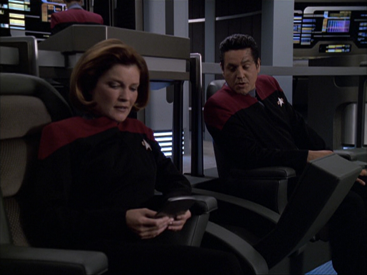 extant_StarTrek_VOY_6x04-TinkerTenorDoctorSpy_00572.jpg