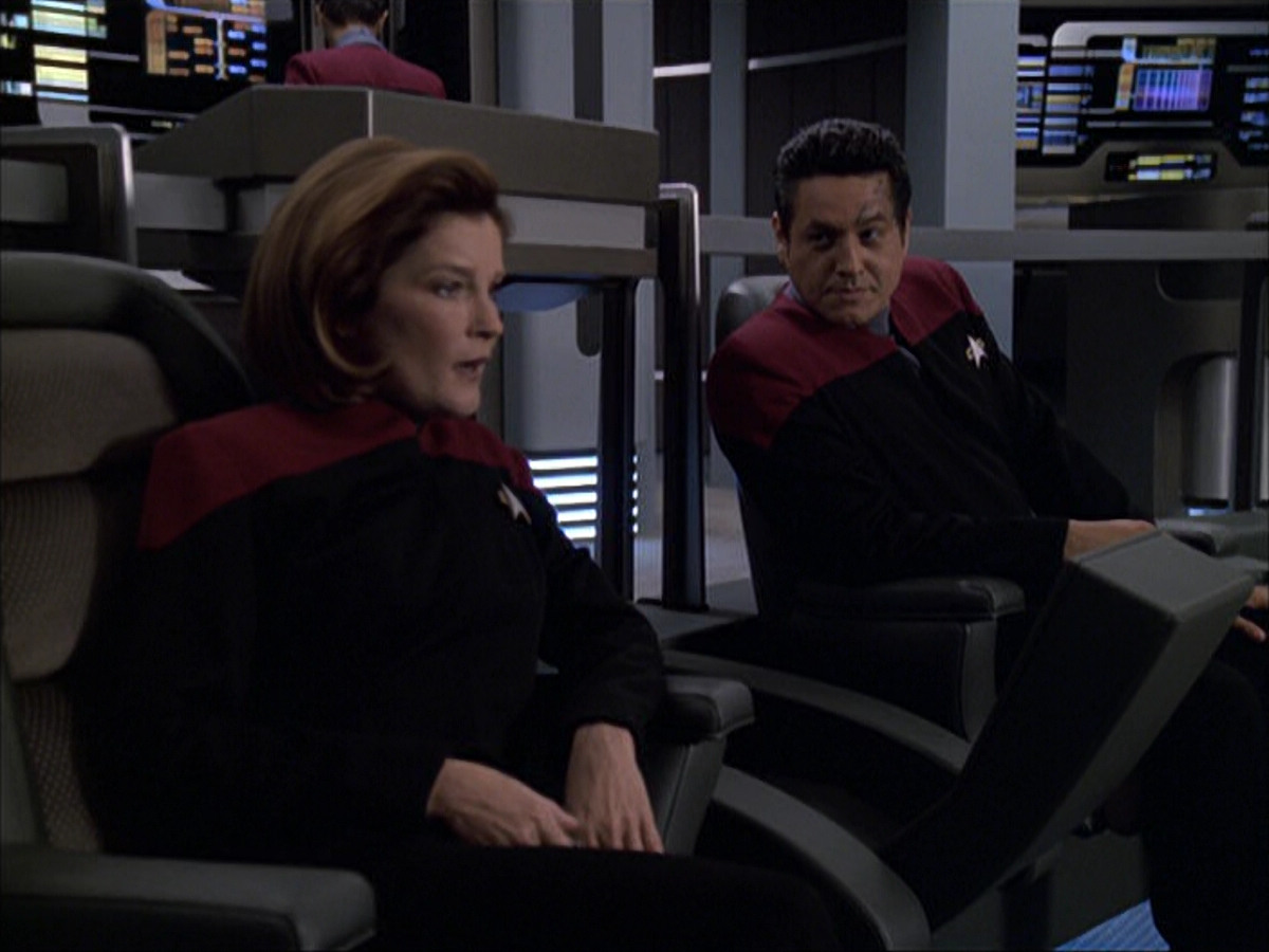 extant_StarTrek_VOY_6x04-TinkerTenorDoctorSpy_00575.jpg