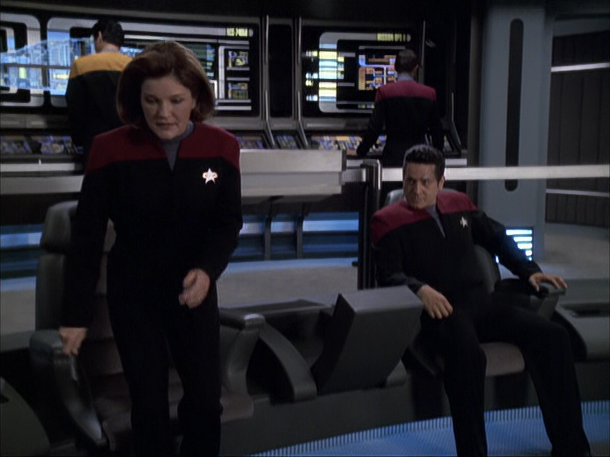 extant_StarTrek_VOY_6x04-TinkerTenorDoctorSpy_00586.jpg