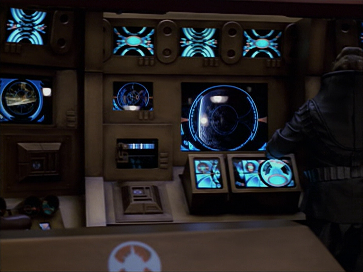 extant_StarTrek_VOY_6x04-TinkerTenorDoctorSpy_00639.jpg