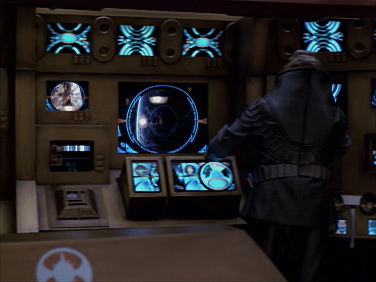 extant_StarTrek_VOY_6x04-TinkerTenorDoctorSpy_00640.jpg
