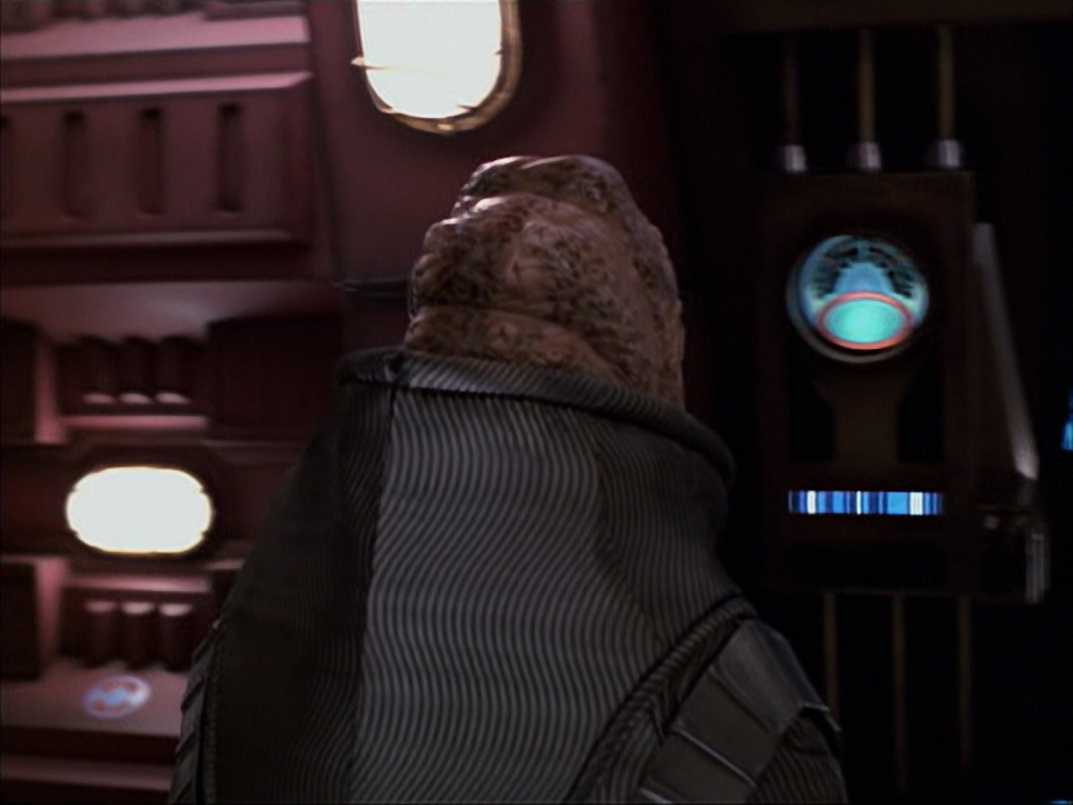 extant_StarTrek_VOY_6x04-TinkerTenorDoctorSpy_00650.jpg