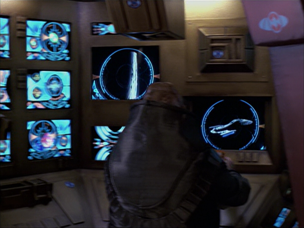 extant_StarTrek_VOY_6x04-TinkerTenorDoctorSpy_00656.jpg