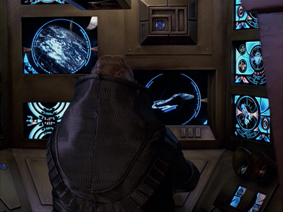 extant_StarTrek_VOY_6x04-TinkerTenorDoctorSpy_00672.jpg