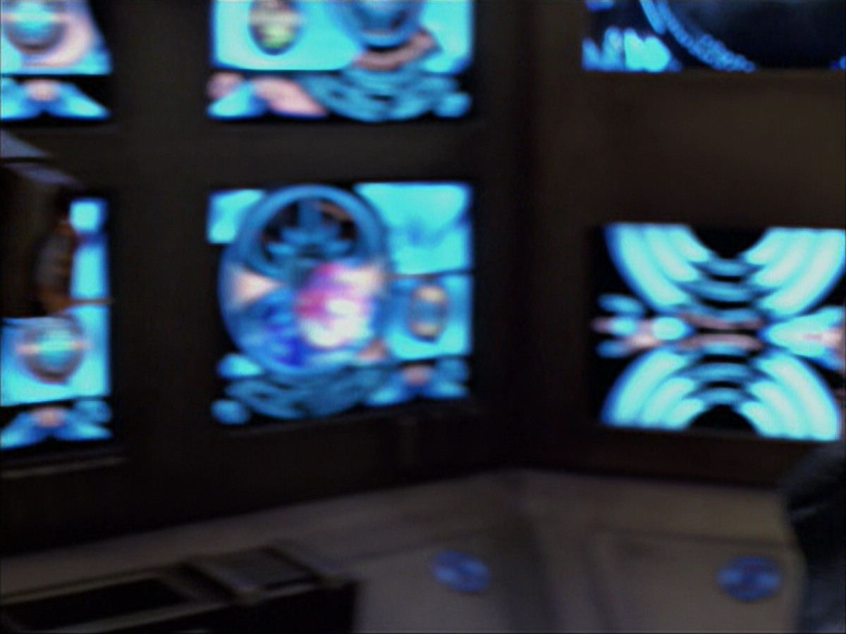 extant_StarTrek_VOY_6x04-TinkerTenorDoctorSpy_00686.jpg