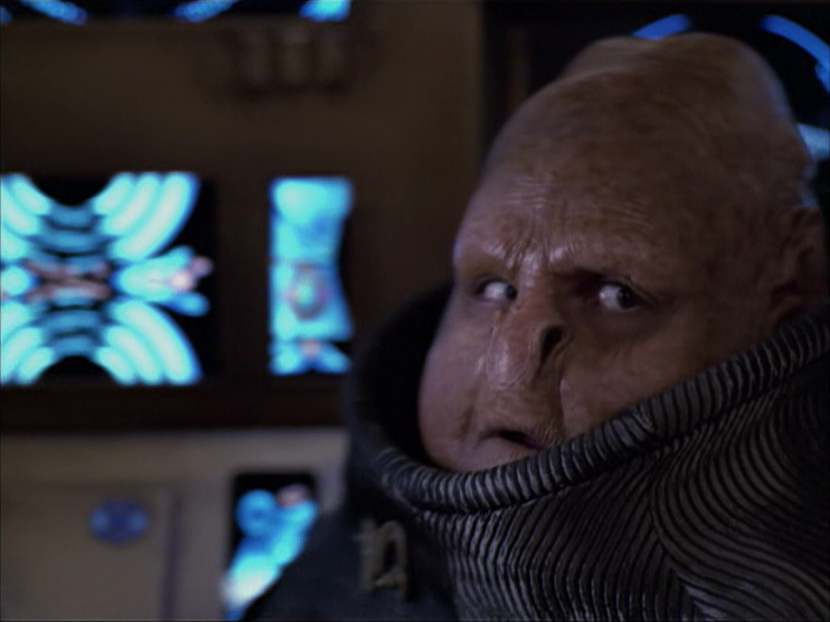 extant_StarTrek_VOY_6x04-TinkerTenorDoctorSpy_00688.jpg