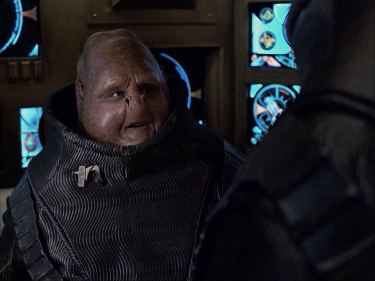 extant_StarTrek_VOY_6x04-TinkerTenorDoctorSpy_00706.jpg