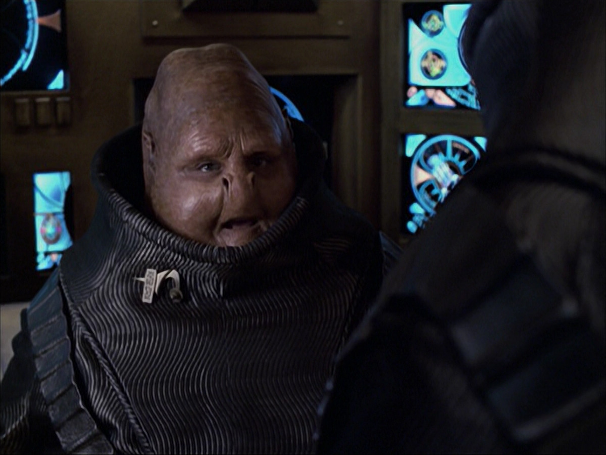 extant_StarTrek_VOY_6x04-TinkerTenorDoctorSpy_00715.jpg