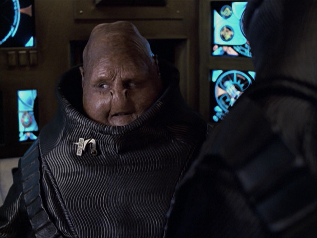 extant_StarTrek_VOY_6x04-TinkerTenorDoctorSpy_00716.jpg