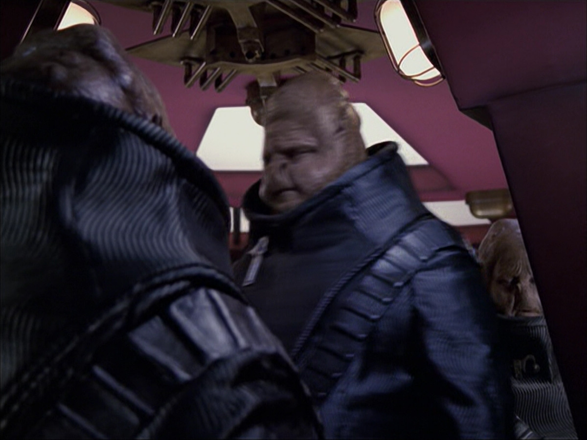 extant_StarTrek_VOY_6x04-TinkerTenorDoctorSpy_00740.jpg