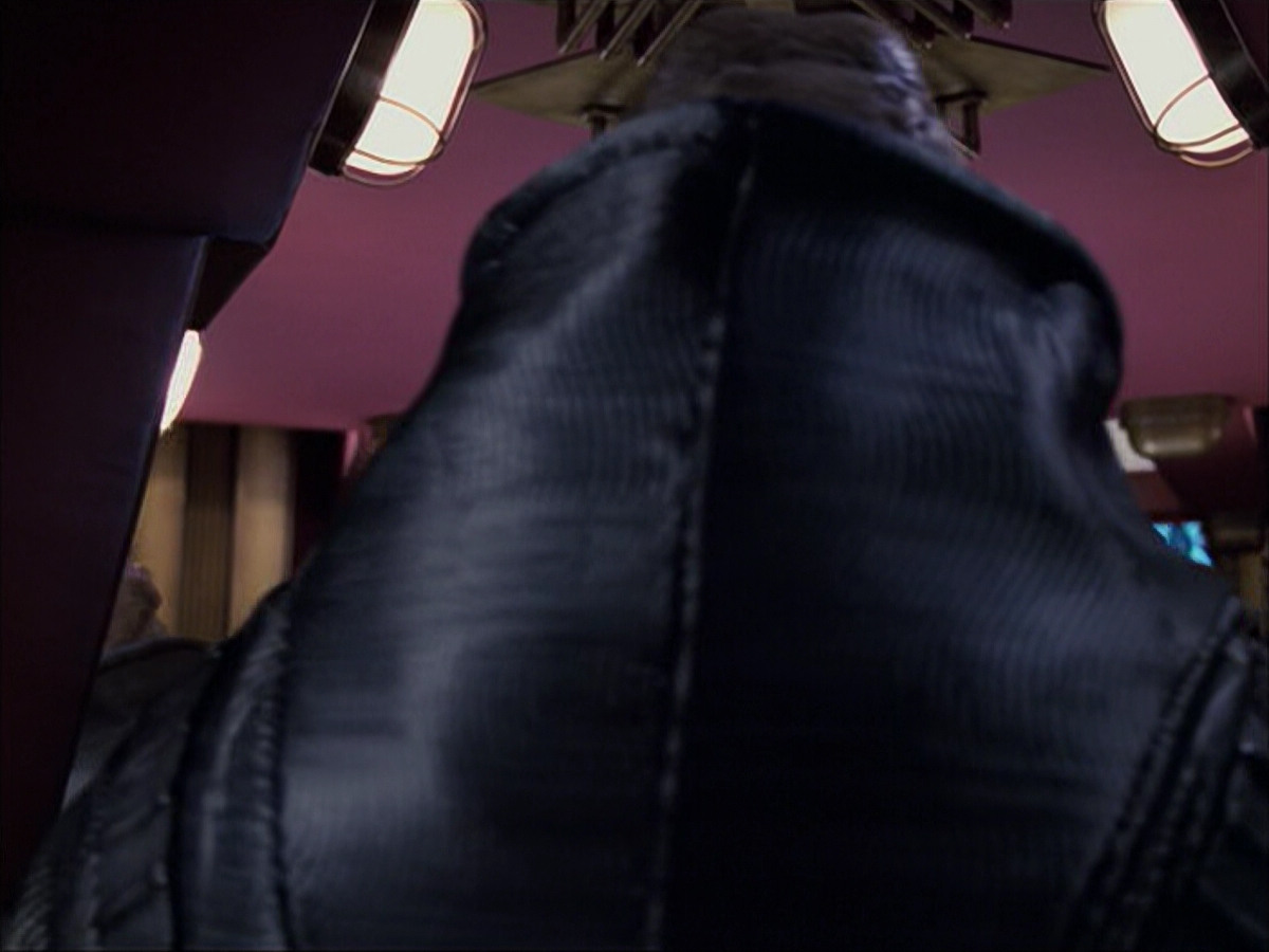 extant_StarTrek_VOY_6x04-TinkerTenorDoctorSpy_00742.jpg