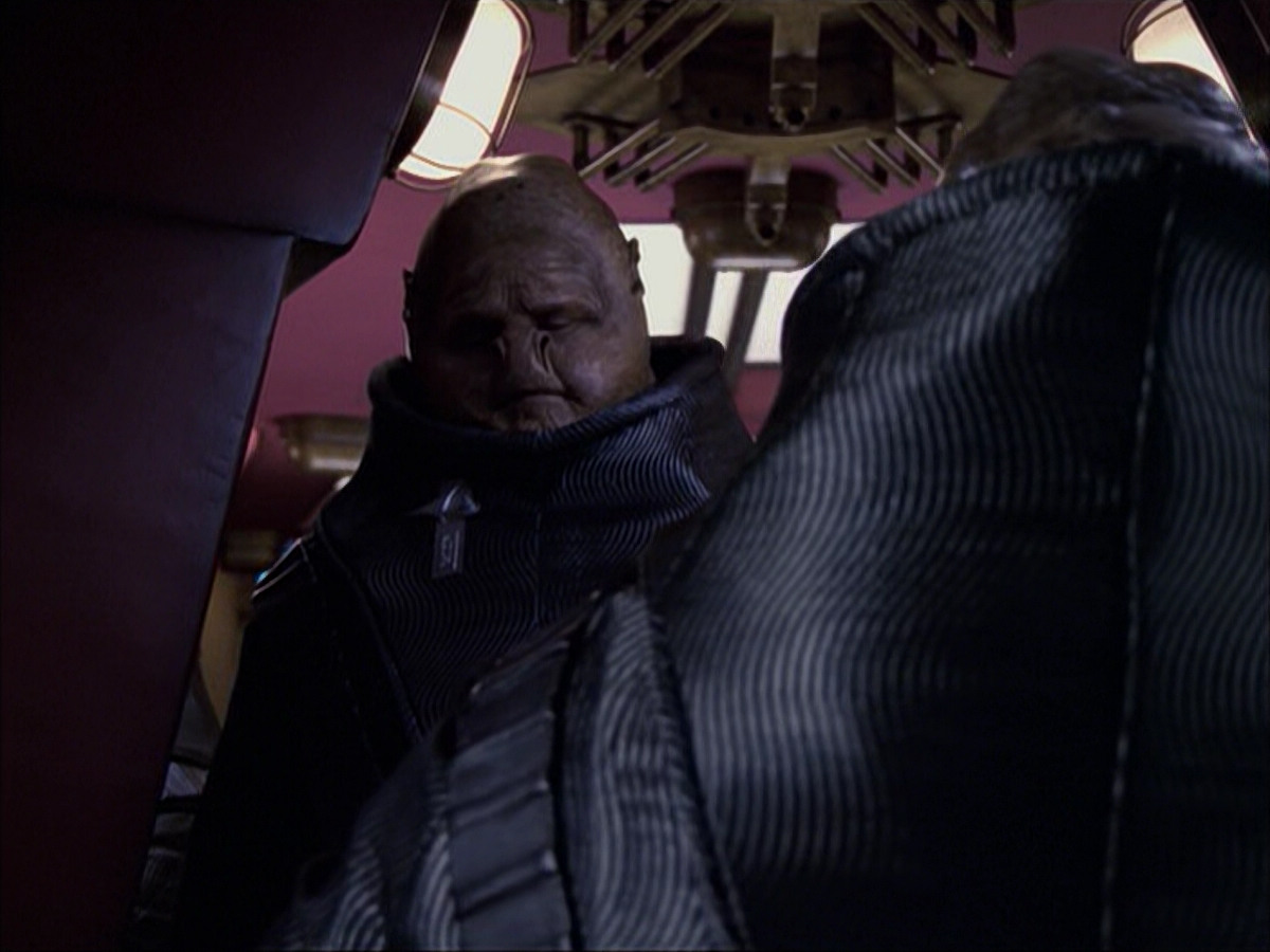 extant_StarTrek_VOY_6x04-TinkerTenorDoctorSpy_00744.jpg