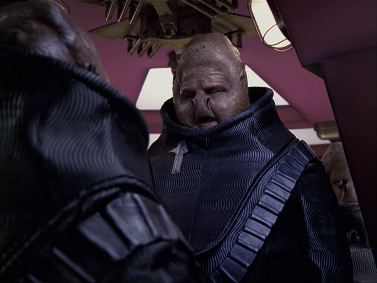 extant_StarTrek_VOY_6x04-TinkerTenorDoctorSpy_00756.jpg
