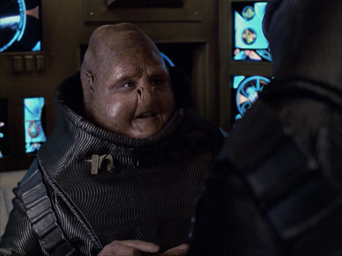 extant_StarTrek_VOY_6x04-TinkerTenorDoctorSpy_00762.jpg