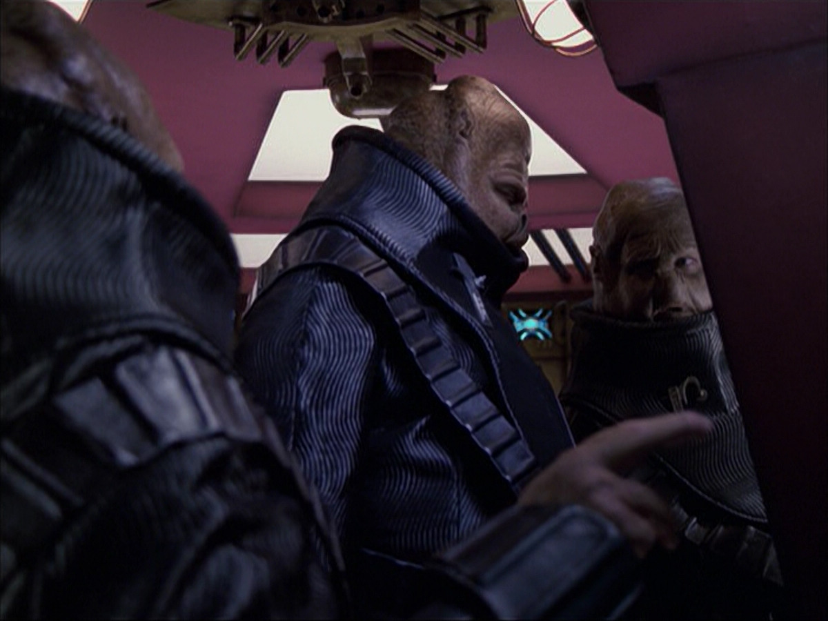 extant_StarTrek_VOY_6x04-TinkerTenorDoctorSpy_00772.jpg