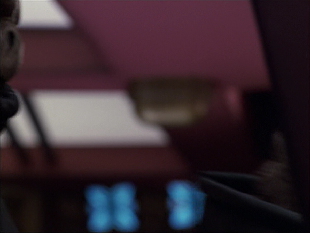 extant_StarTrek_VOY_6x04-TinkerTenorDoctorSpy_00774.jpg