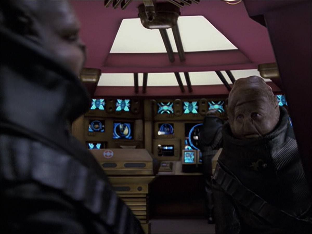 extant_StarTrek_VOY_6x04-TinkerTenorDoctorSpy_00815.jpg