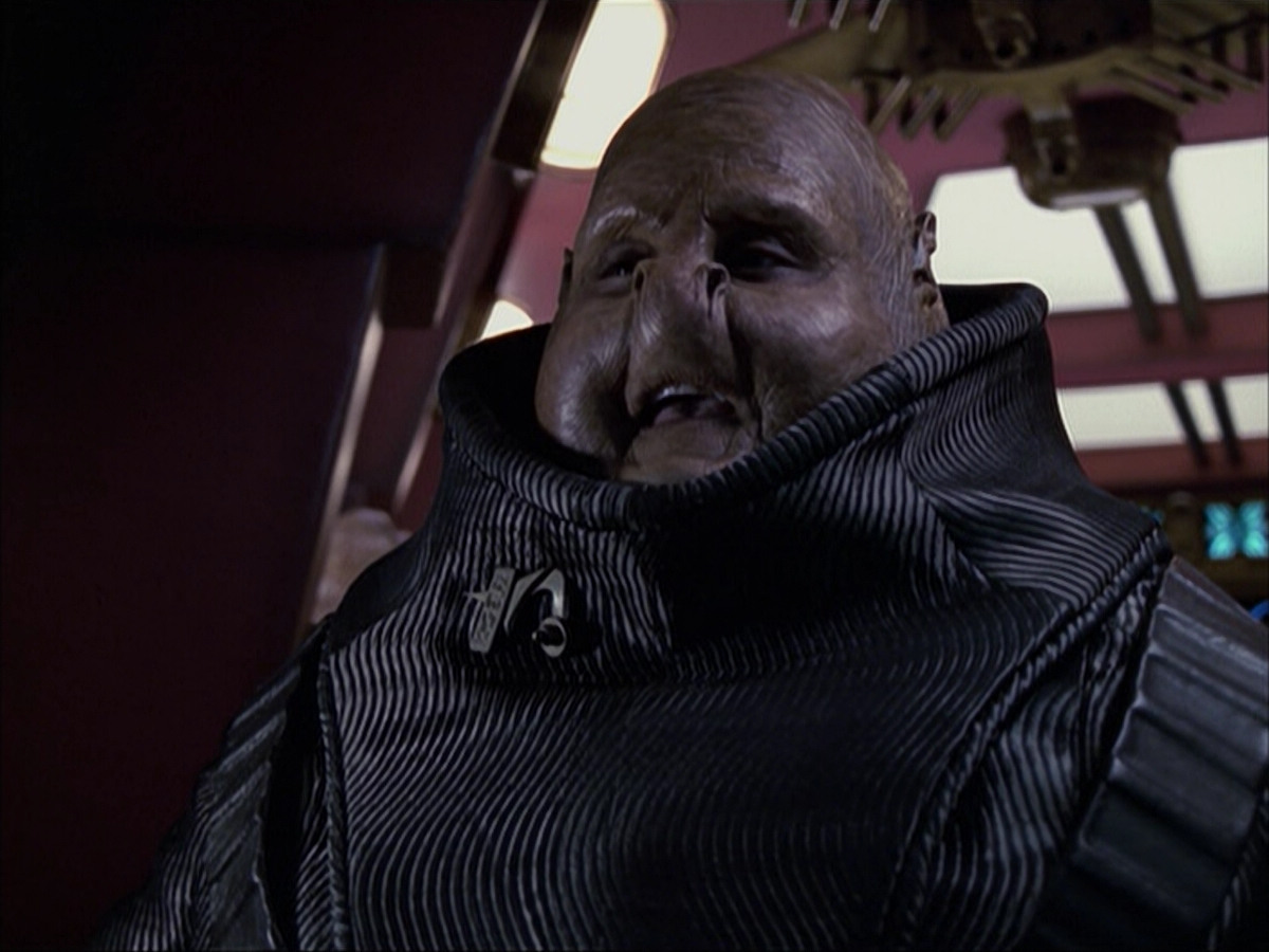 extant_StarTrek_VOY_6x04-TinkerTenorDoctorSpy_00819.jpg