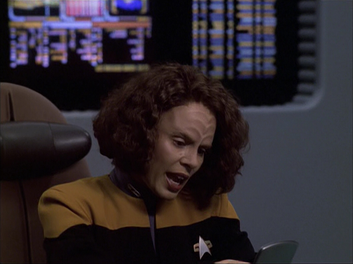 extant_StarTrek_VOY_6x04-TinkerTenorDoctorSpy_00832.jpg