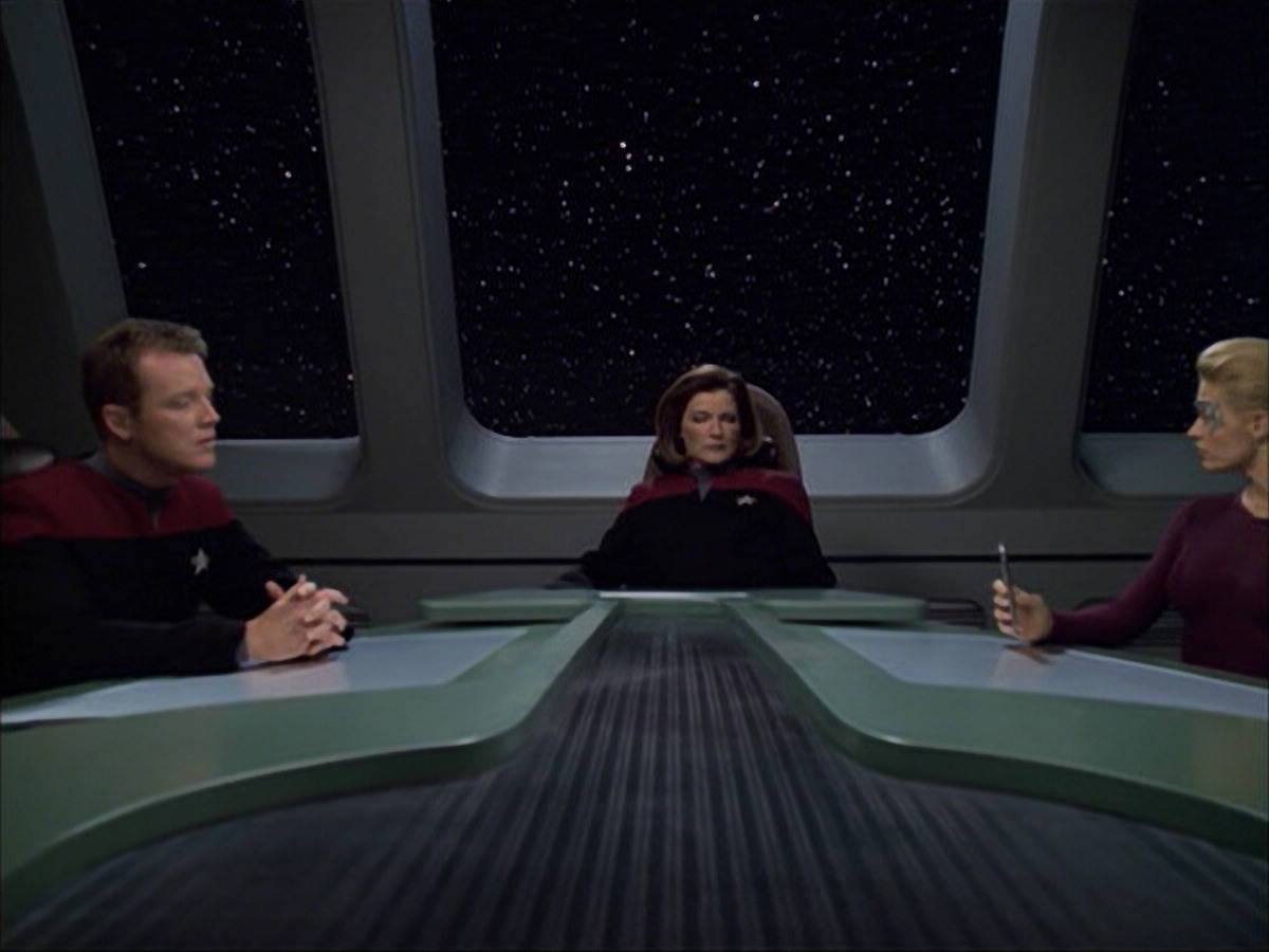 extant_StarTrek_VOY_6x04-TinkerTenorDoctorSpy_00840.jpg