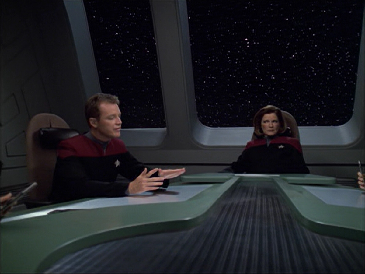 extant_StarTrek_VOY_6x04-TinkerTenorDoctorSpy_00842.jpg