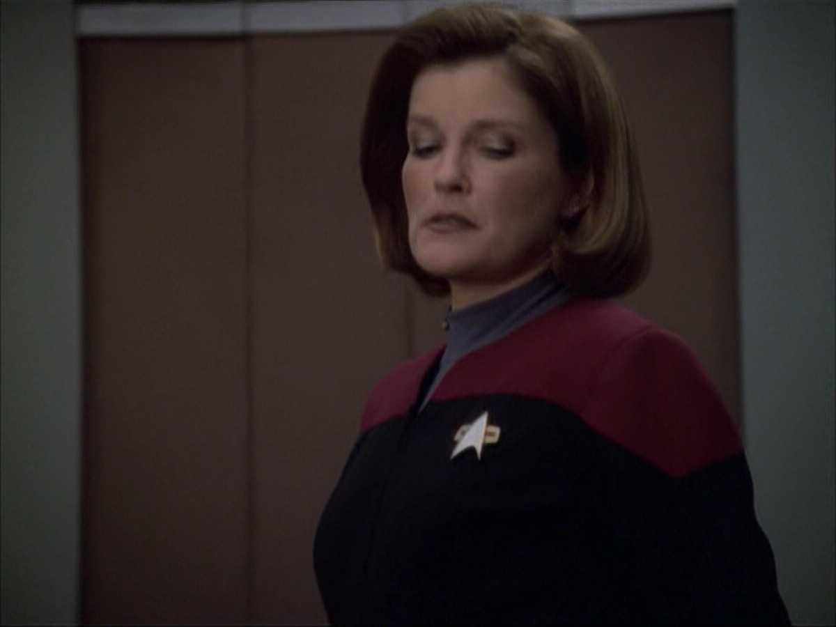 extant_StarTrek_VOY_6x04-TinkerTenorDoctorSpy_00902.jpg