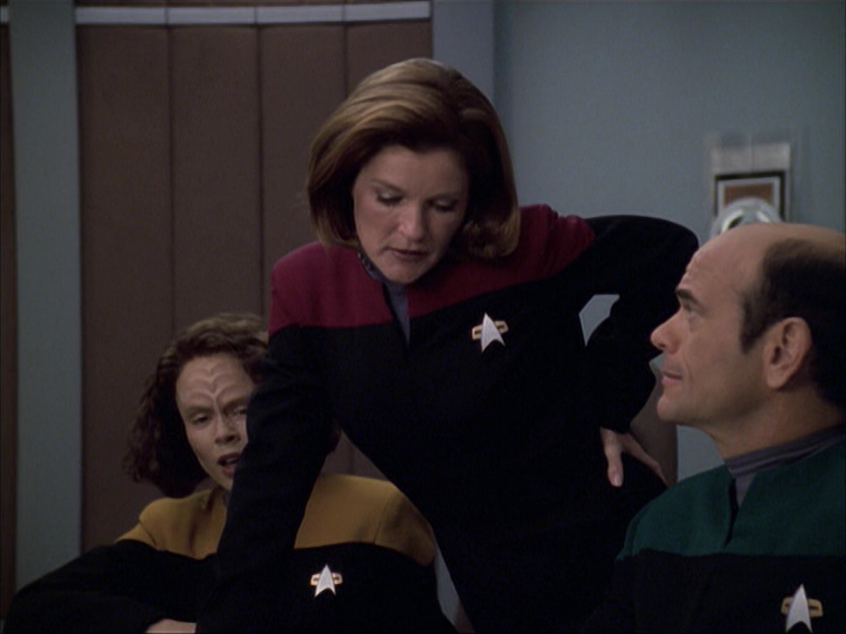 extant_StarTrek_VOY_6x04-TinkerTenorDoctorSpy_00939.jpg