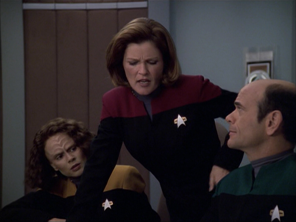 extant_StarTrek_VOY_6x04-TinkerTenorDoctorSpy_00943.jpg
