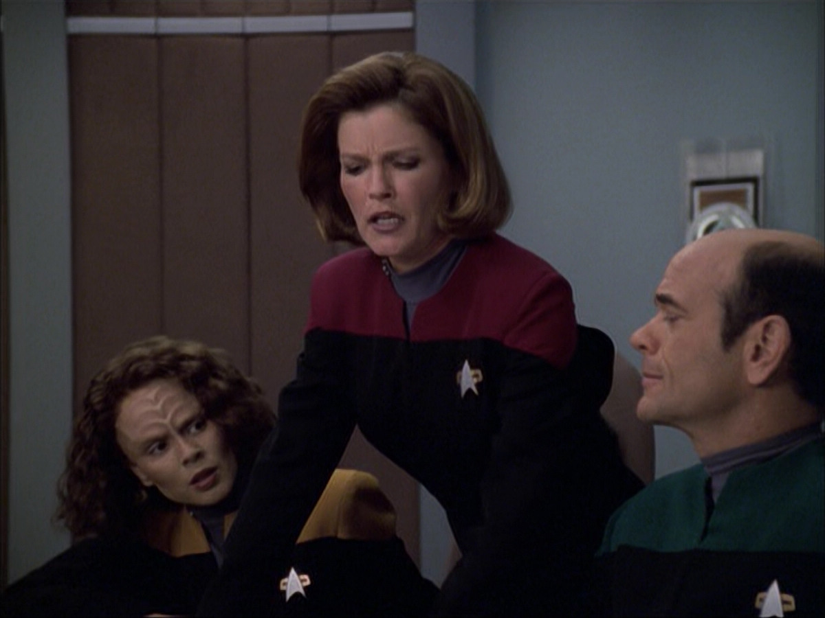extant_StarTrek_VOY_6x04-TinkerTenorDoctorSpy_00944.jpg