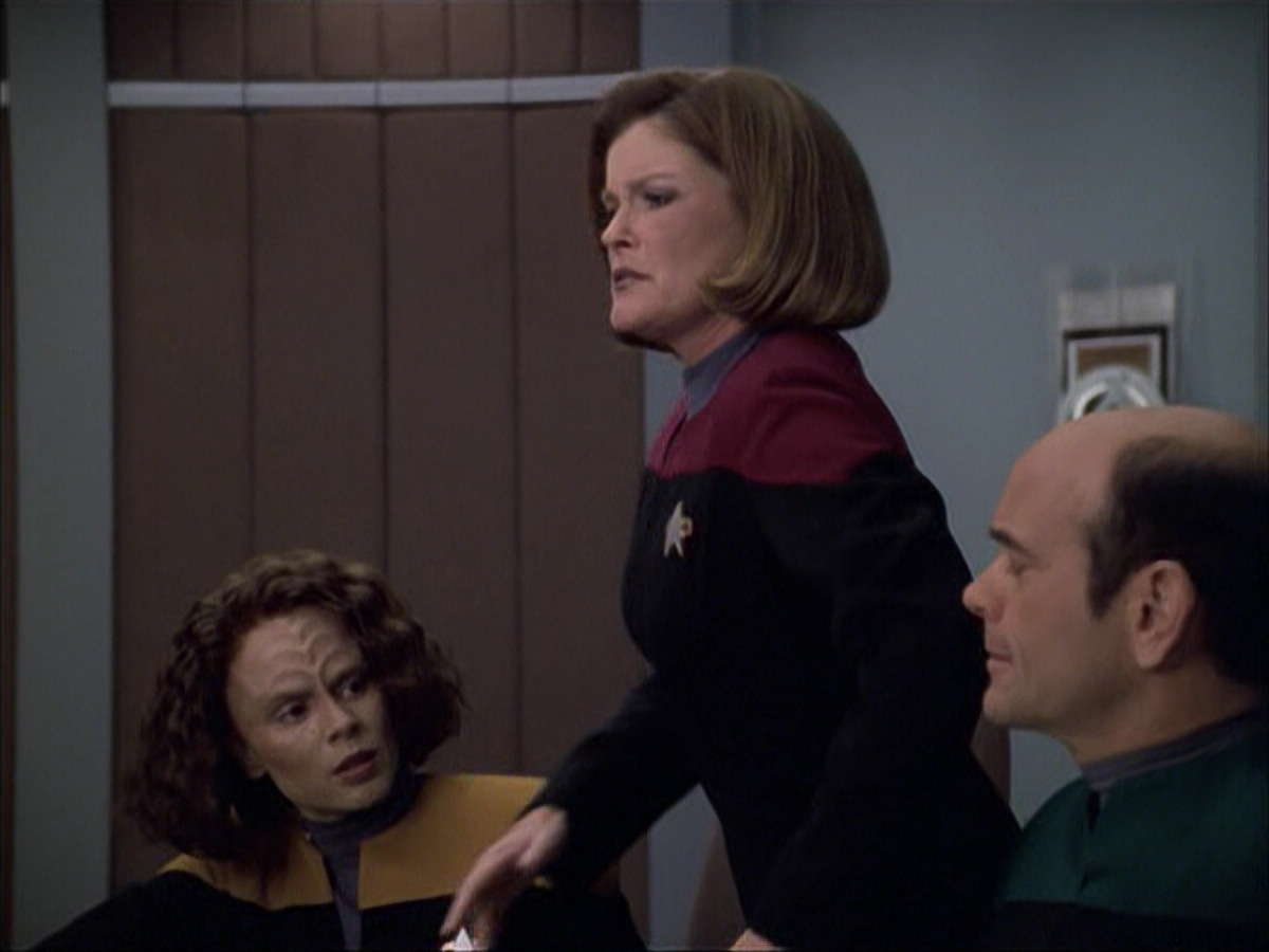 extant_StarTrek_VOY_6x04-TinkerTenorDoctorSpy_00945.jpg