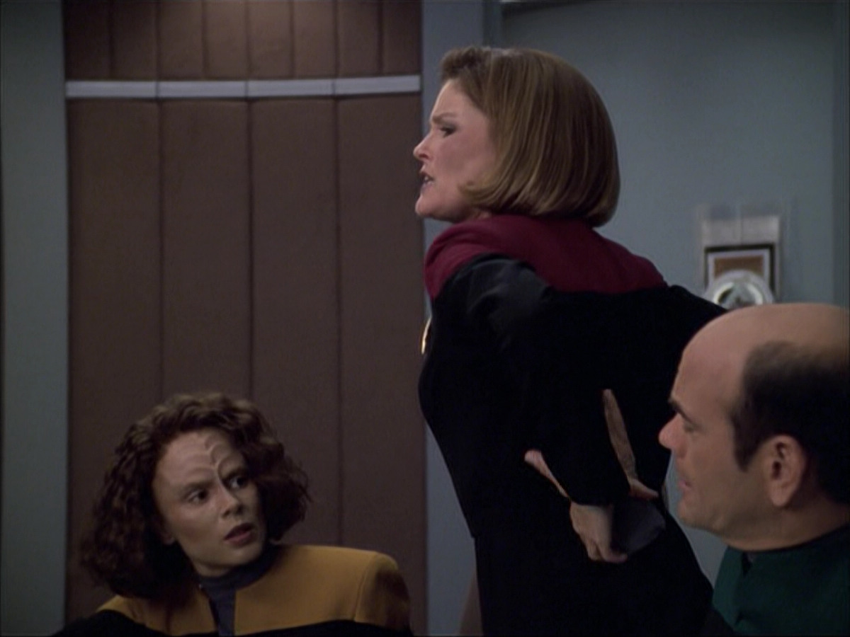 extant_StarTrek_VOY_6x04-TinkerTenorDoctorSpy_00946.jpg
