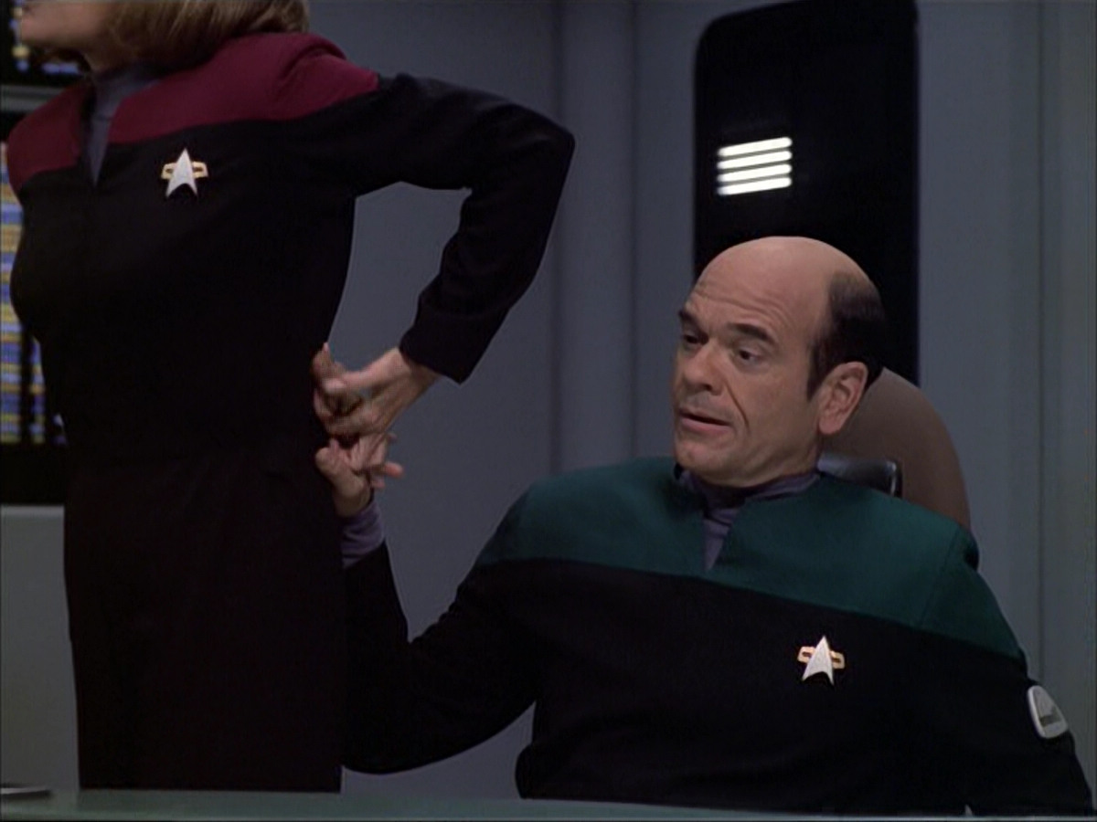 extant_StarTrek_VOY_6x04-TinkerTenorDoctorSpy_00947.jpg