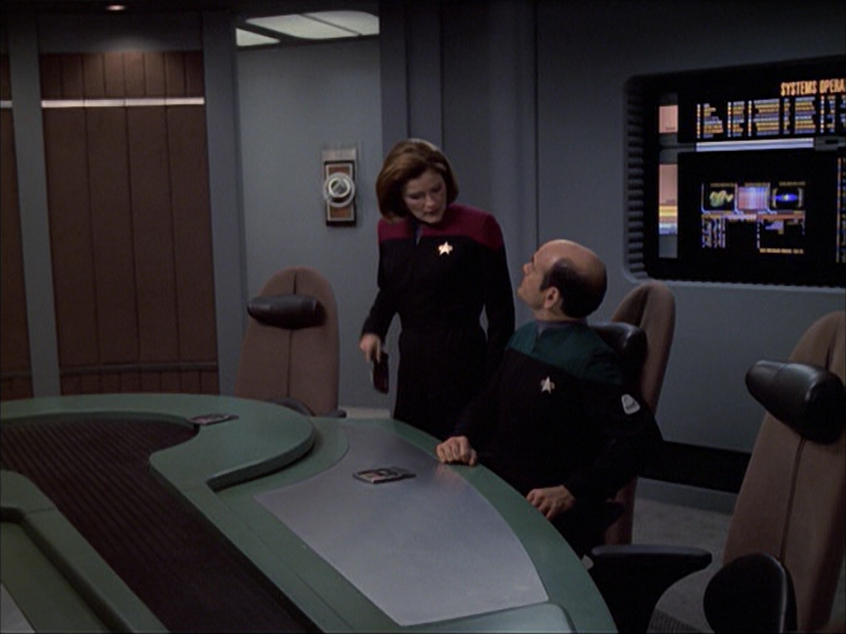 extant_StarTrek_VOY_6x04-TinkerTenorDoctorSpy_00983.jpg