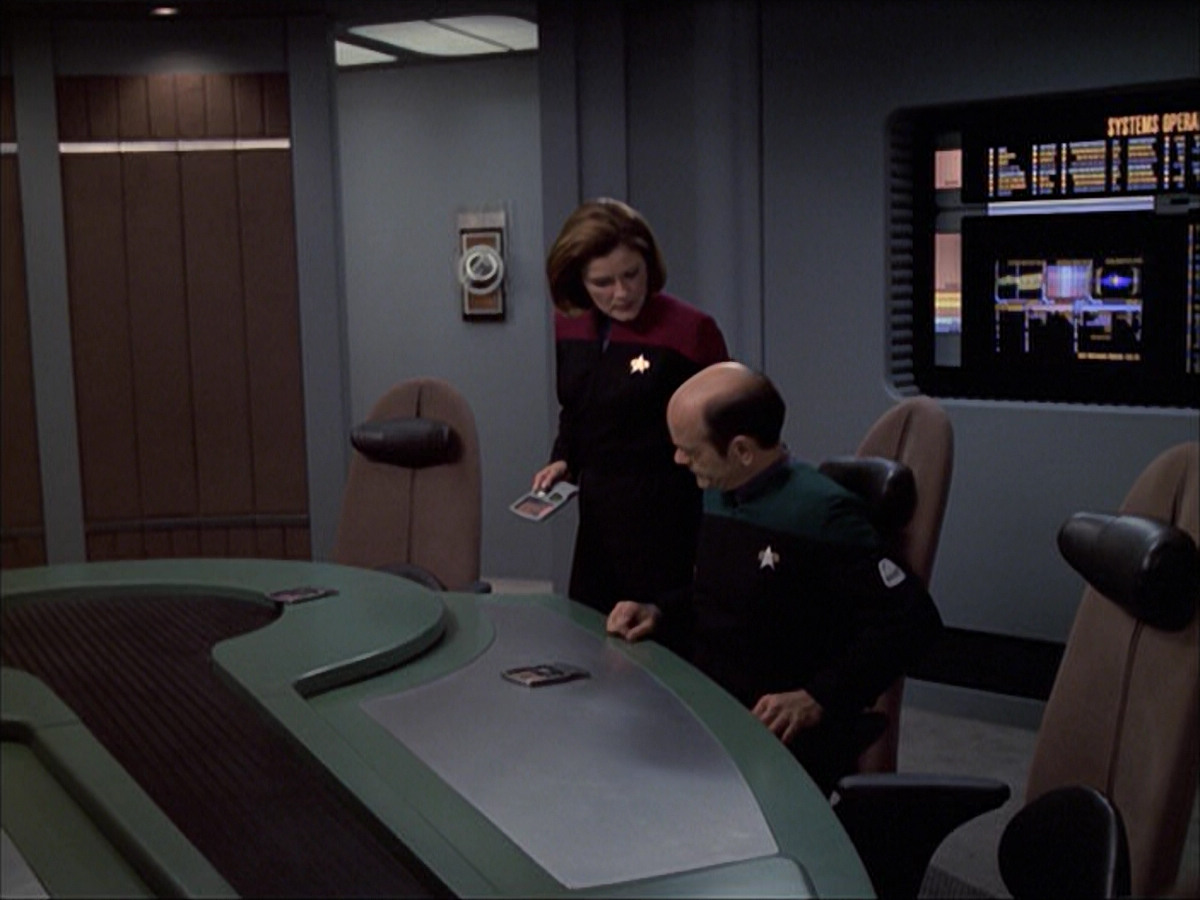 extant_StarTrek_VOY_6x04-TinkerTenorDoctorSpy_00986.jpg