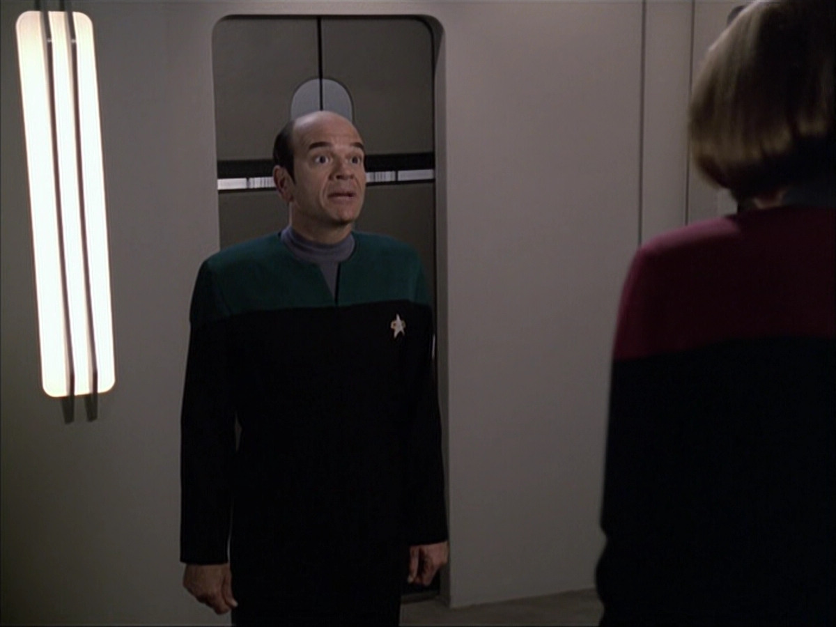 extant_StarTrek_VOY_6x04-TinkerTenorDoctorSpy_00995.jpg