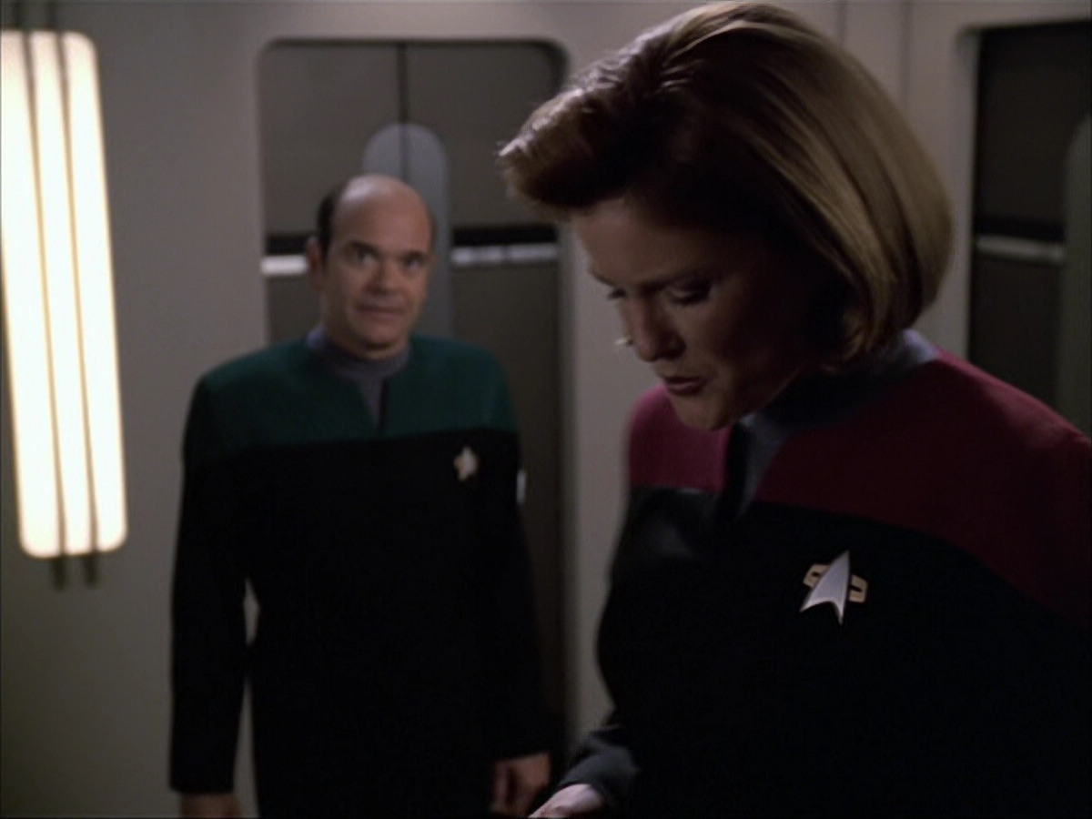 extant_StarTrek_VOY_6x04-TinkerTenorDoctorSpy_01028.jpg