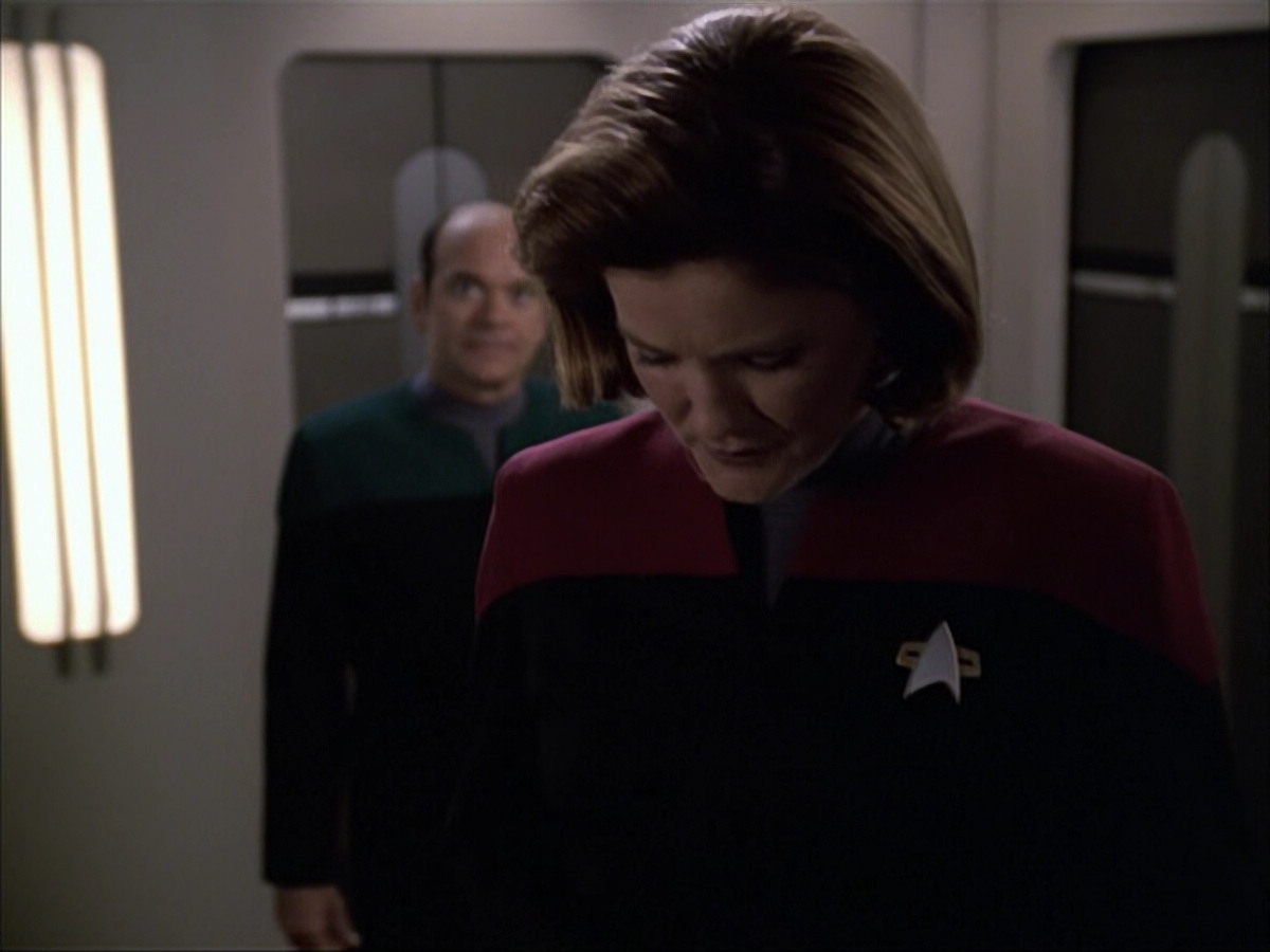 extant_StarTrek_VOY_6x04-TinkerTenorDoctorSpy_01029.jpg