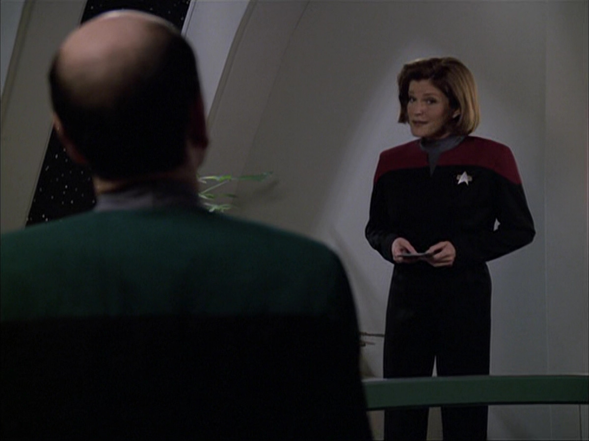 extant_StarTrek_VOY_6x04-TinkerTenorDoctorSpy_01039.jpg